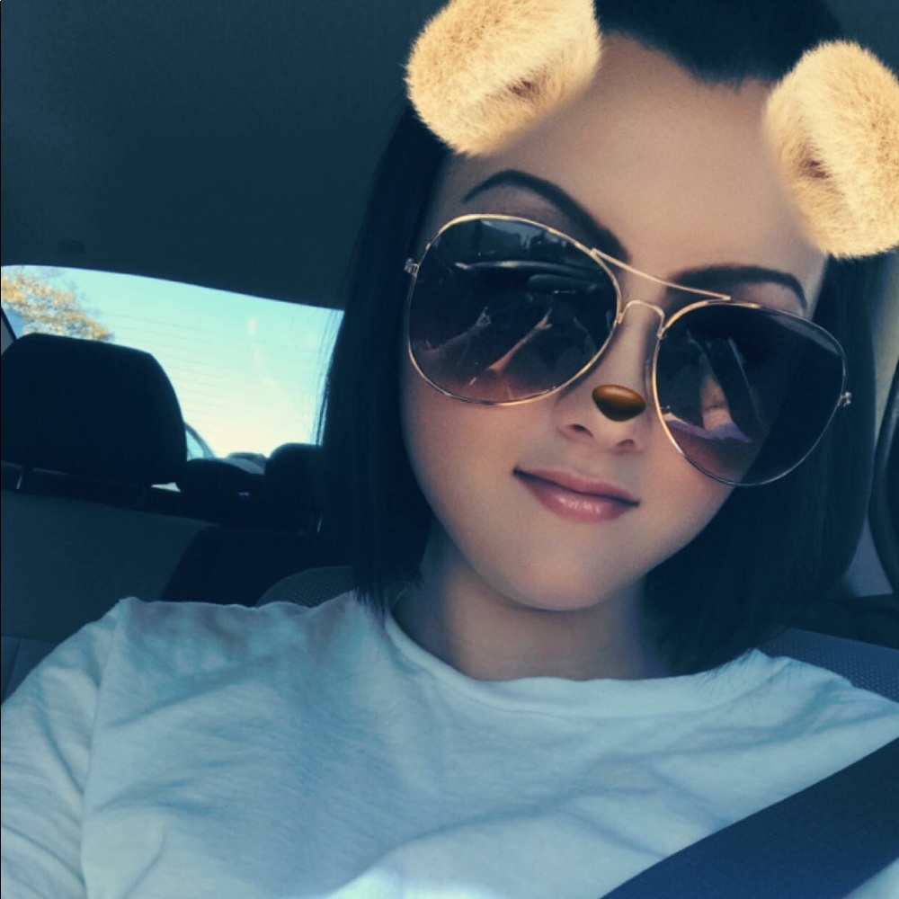 Meet your Posher, Adrianna